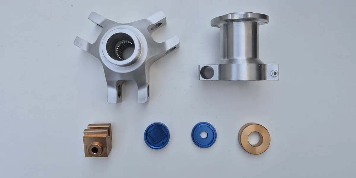 Verschiedene Bauteile aus Bronzelegierungen und eloxiertem Aluminium